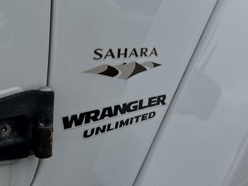 Used 2016 Jeep Wrangler Unlimited Sahara w/ Connectivity Group AWD/4WD image 29
