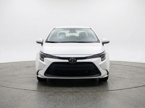 Used 2025 Toyota Corolla LE image 2