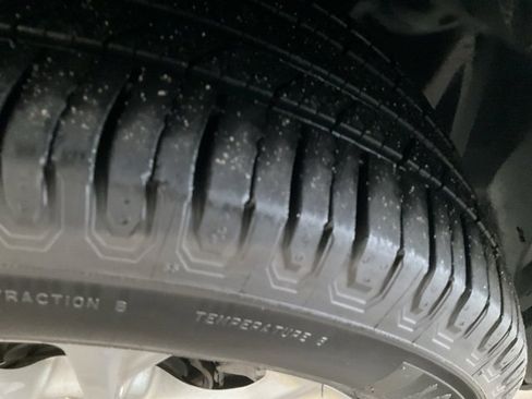 Used 2019 Jeep Cherokee Latitude w/ Popular Appearance Group image 27