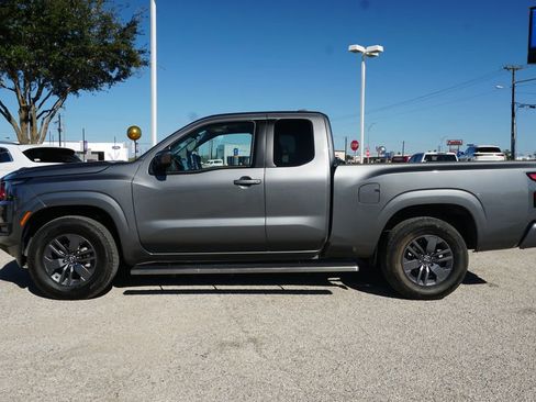 Used 2025 Nissan Frontier SV image 11
