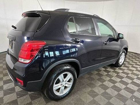 Used 2021 Chevrolet Trax LT FWD image 2
