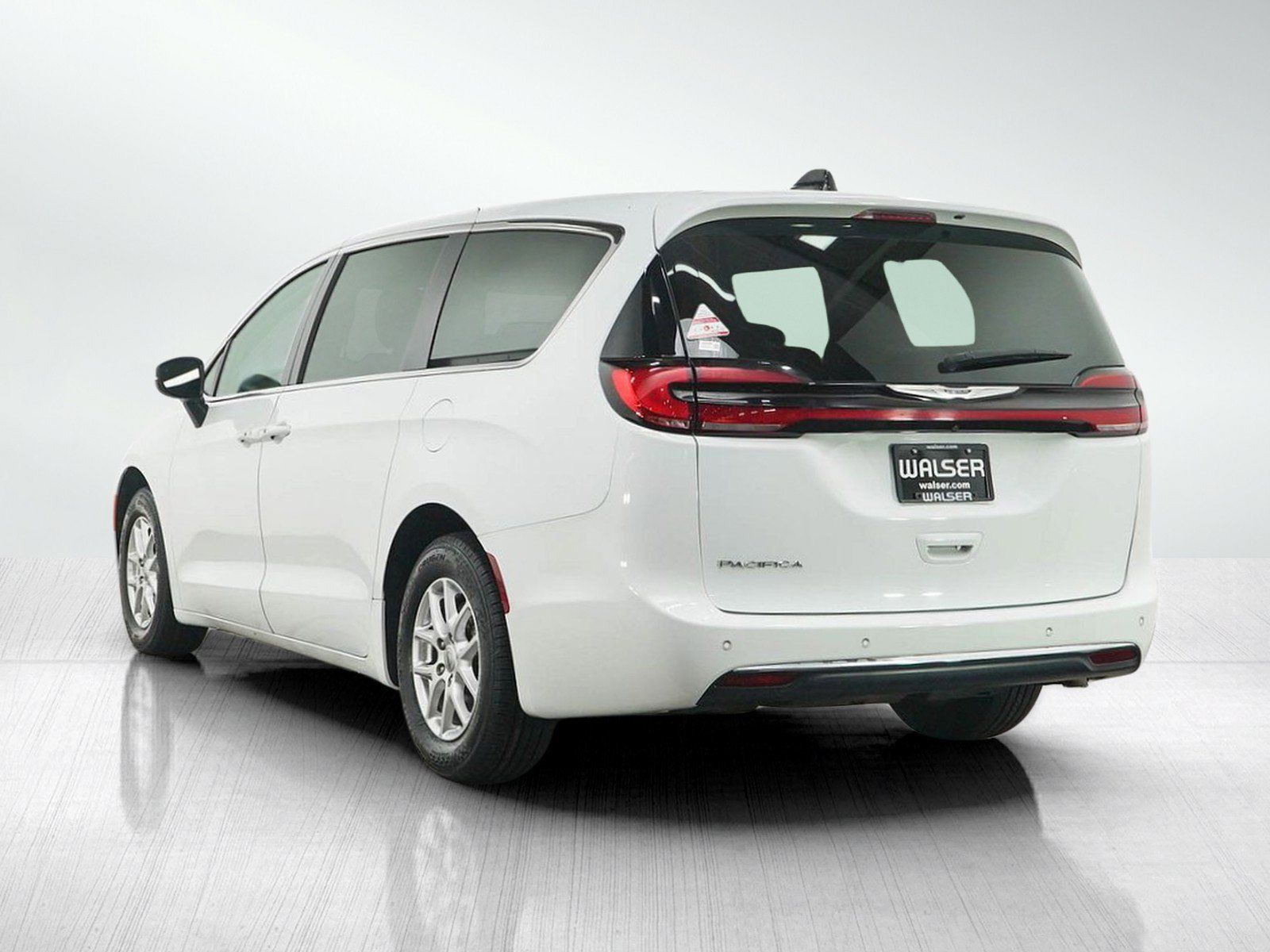 Used 2023 Chrysler Pacifica Touring-L FWD image 3