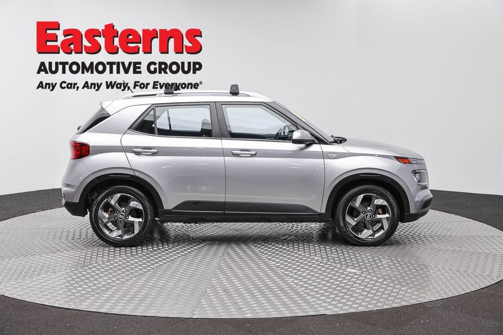 Used 2023 Hyundai Venue SEL FWD image 4