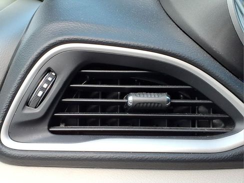 Used 2023 Chrysler Pacifica Touring-L FWD image 20