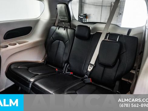 Used 2024 Chrysler Pacifica Touring-L image 19