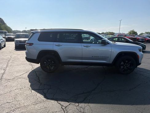 Used 2025 Jeep Grand Cherokee L Limited w/ Black Appearance Package AWD/4WD image 5
