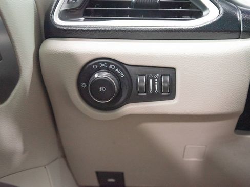 Used 2023 Chrysler Pacifica Touring-L FWD image 26