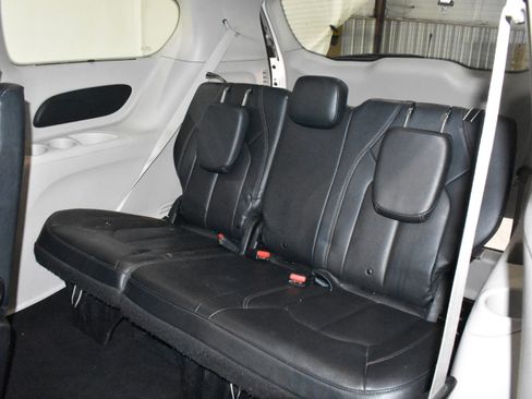 Used 2019 Chrysler Pacifica Touring-L image 26