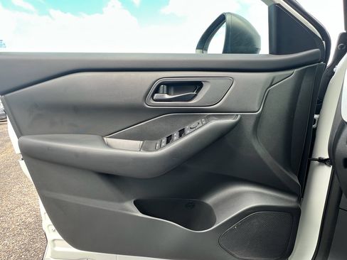 Used 2025 Nissan Rogue S image 18