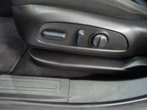 Used 2023 GMC Acadia SLE w/ Driver Convenience Package image 3