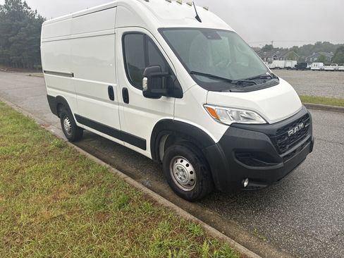 Used 2024 RAM ProMaster 2500 w/ Convenience Group FWD image 3