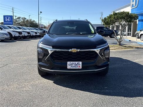 Used 2024 Chevrolet Trax LT w/ LT Convenience Package image 3
