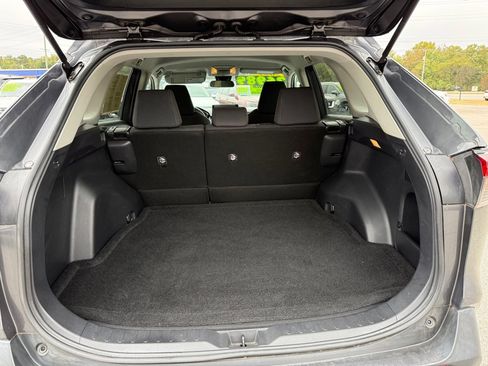 Used 2021 Toyota RAV4 LE image 10