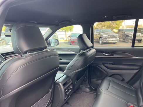 Used 2025 Jeep Grand Cherokee Limited AWD/4WD image 28