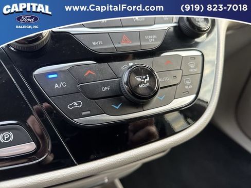 Used 2024 Chrysler Pacifica Touring-L image 28