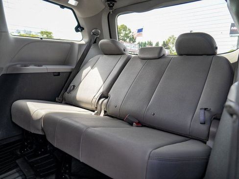 Used 2020 Toyota Sienna XLE image 24