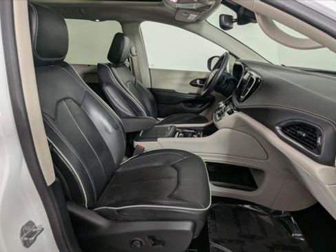 Used 2023 Chrysler Pacifica Limited FWD image 24
