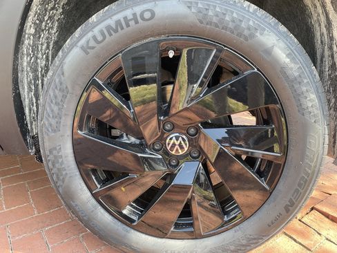 New 2026 Volkswagen Atlas Cross Sport SE FWD image 7