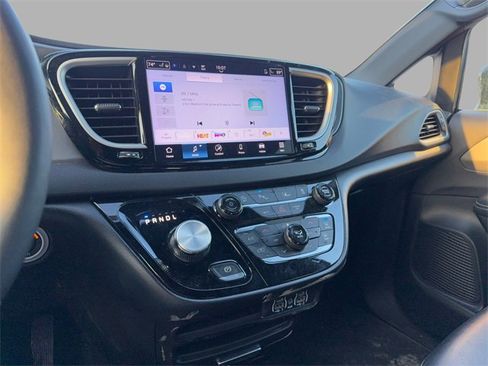 Used 2025 Chrysler Pacifica Select image 14