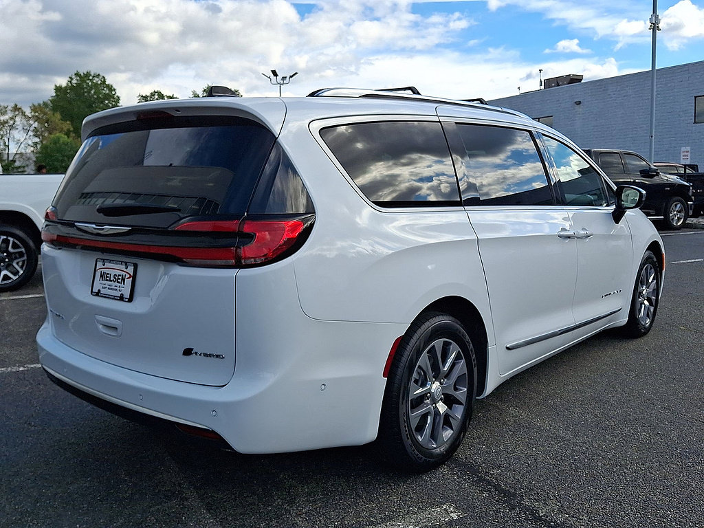 Used 2025 Chrysler Pacifica Pinnacle FWD image 31