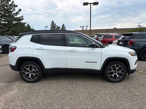 Used 2025 Jeep Compass Limited AWD/4WD image 4