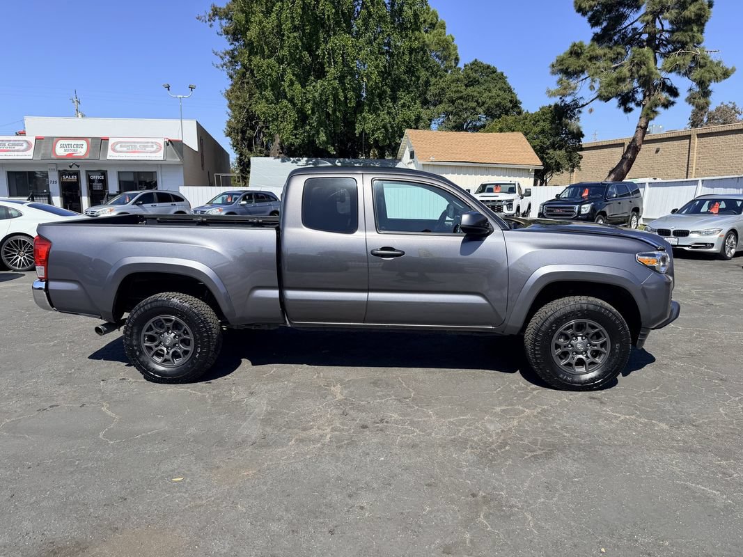 Used 2017 Toyota Tacoma SR5 w/ Tow Package RWD image 7
