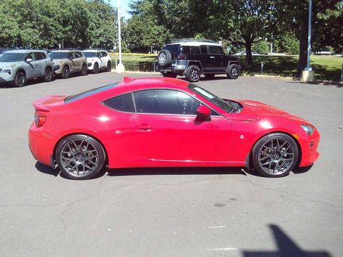Used 2017 Toyota 86 RWD image 6