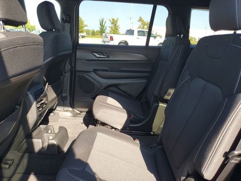 New 2025 Jeep Grand Cherokee L Laredo image 9