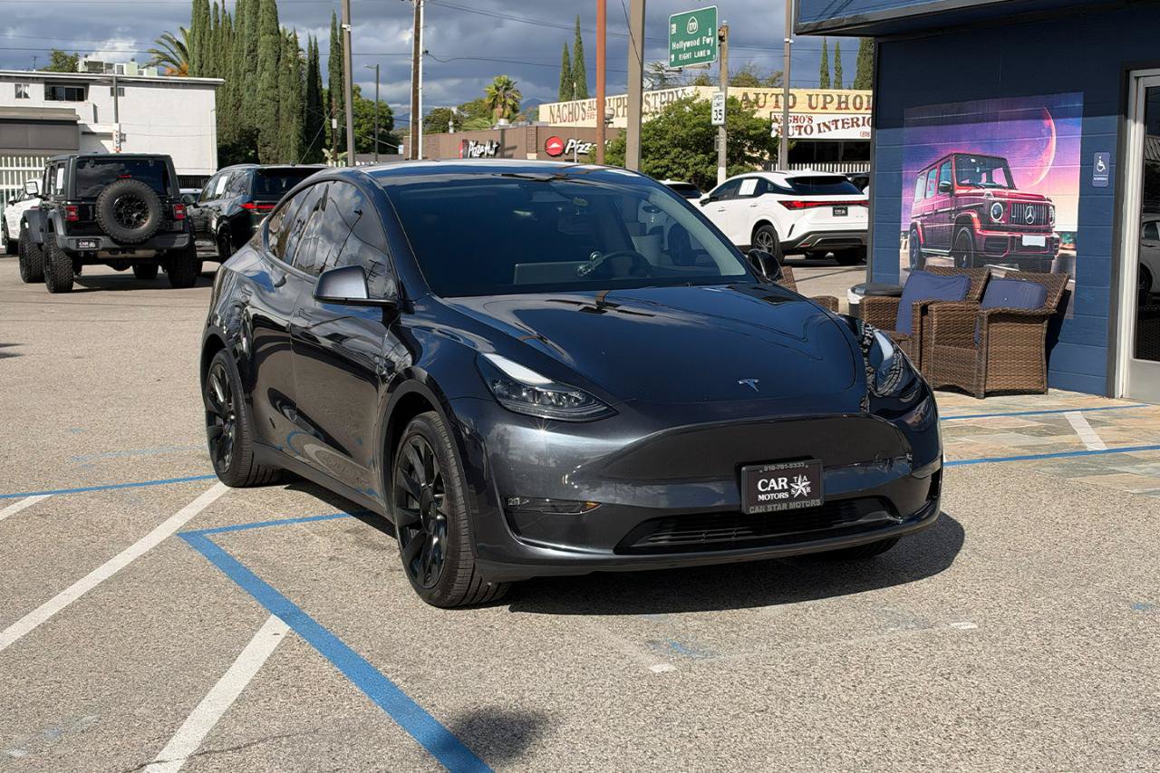 Used 2024 Tesla Model Y Long Range AWD/4WD image 4