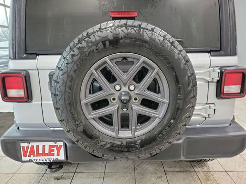 Used 2024 Jeep Wrangler Sport S image 8