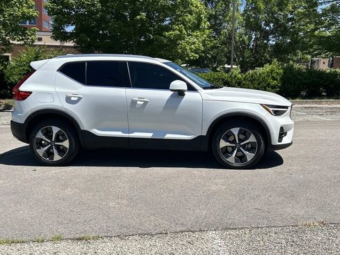 Used 2024 Volvo XC40 B5 Plus AWD/4WD image 8