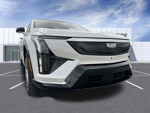 Certified 2025 Cadillac Optiq Luxury 2 w/ LPO, Floor Liner Package AWD/4WD image 8
