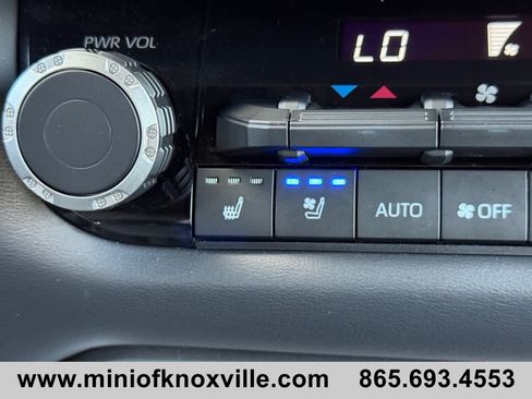 Used 2024 Toyota Sequoia Platinum AWD/4WD image 32