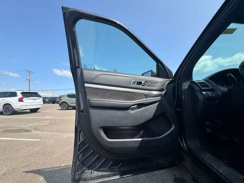 Used 2018 Ford Explorer XLT w/ Equipment Group 202A AWD/4WD image 17