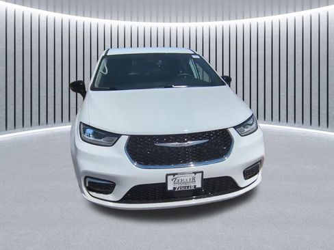 Used 2024 Chrysler Pacifica Touring-L FWD image 2