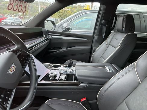 Certified 2025 Cadillac Escalade ESV Premium Luxury image 5