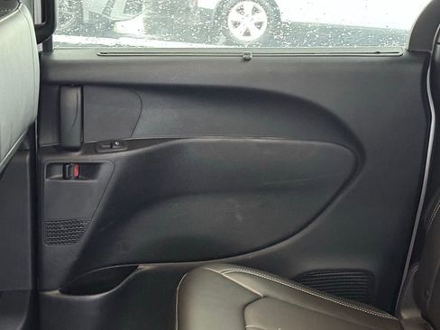 Used 2025 Chrysler Voyager LX image 13