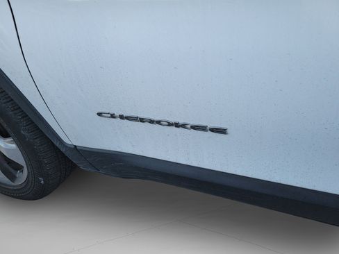 Used 2019 Jeep Cherokee Limited w/ Luxury Group image 24