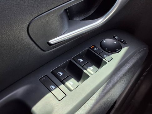 Used 2025 Hyundai Santa Cruz SE FWD image 19