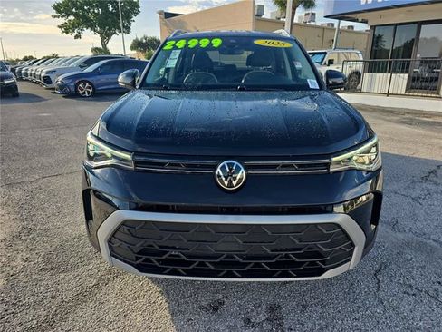 Used 2025 Volkswagen Taos SE FWD image 2
