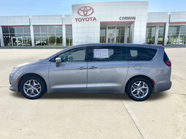 Used 2019 Chrysler Pacifica Touring Plus w/ Tire & Wheel Group FWD image 2