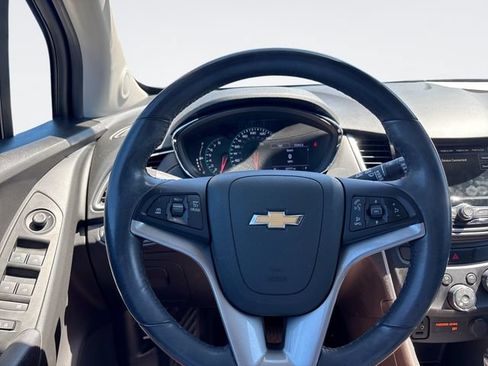 Used 2019 Chevrolet Trax LT w/ LT Convenience Package FWD image 14