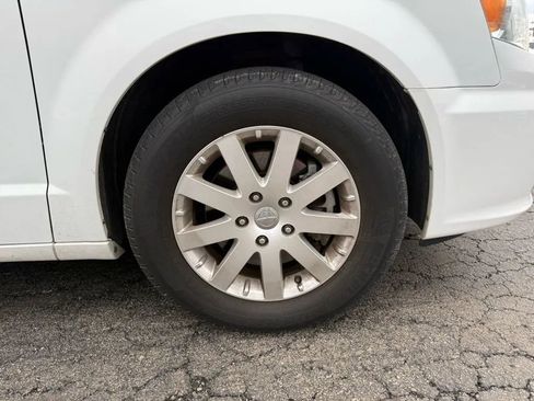 Used 2014 Chrysler Town & Country Touring w/ Driver Convenience Group image 9