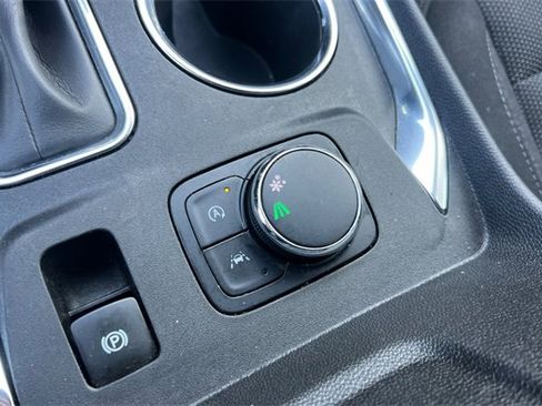 Used 2023 Chevrolet Traverse LT image 40