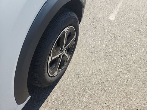 Certified 2025 Kia Niro LX FWD image 9