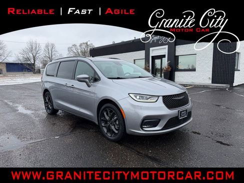 Used 2021 Chrysler Pacifica Touring-L w/ Uconnect Theater Family Group image 1