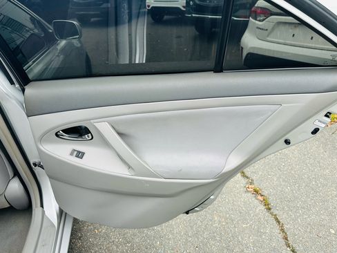 Used 2010 Toyota Camry LE image 21