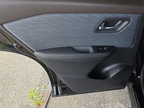 Used 2023 Nissan Rogue SV FWD image 32
