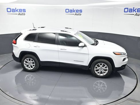 Used 2018 Jeep Cherokee Latitude Plus w/ Cold Weather Group AWD/4WD image 52