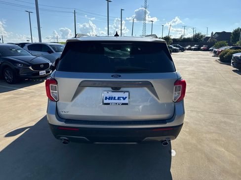 Used 2022 Ford Explorer XLT w/ Equipment Group 202A RWD image 3